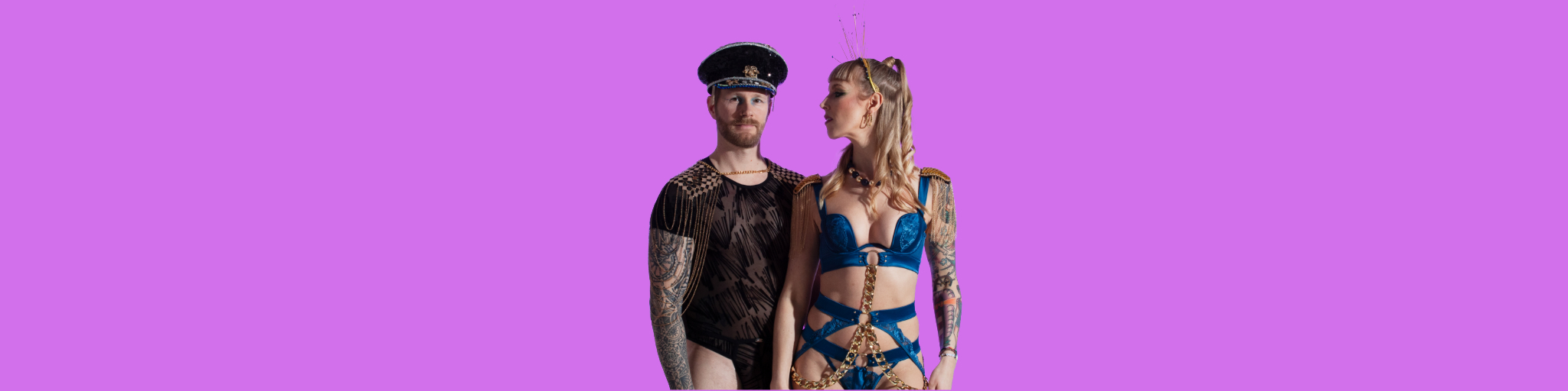 Nick Blume links im schwarzen kinky-mesh Body mit glitzernden schwarzen Burning Man Headpice, rechts Sarah Blume mit Kinkyoutfit und goldenen Ketten